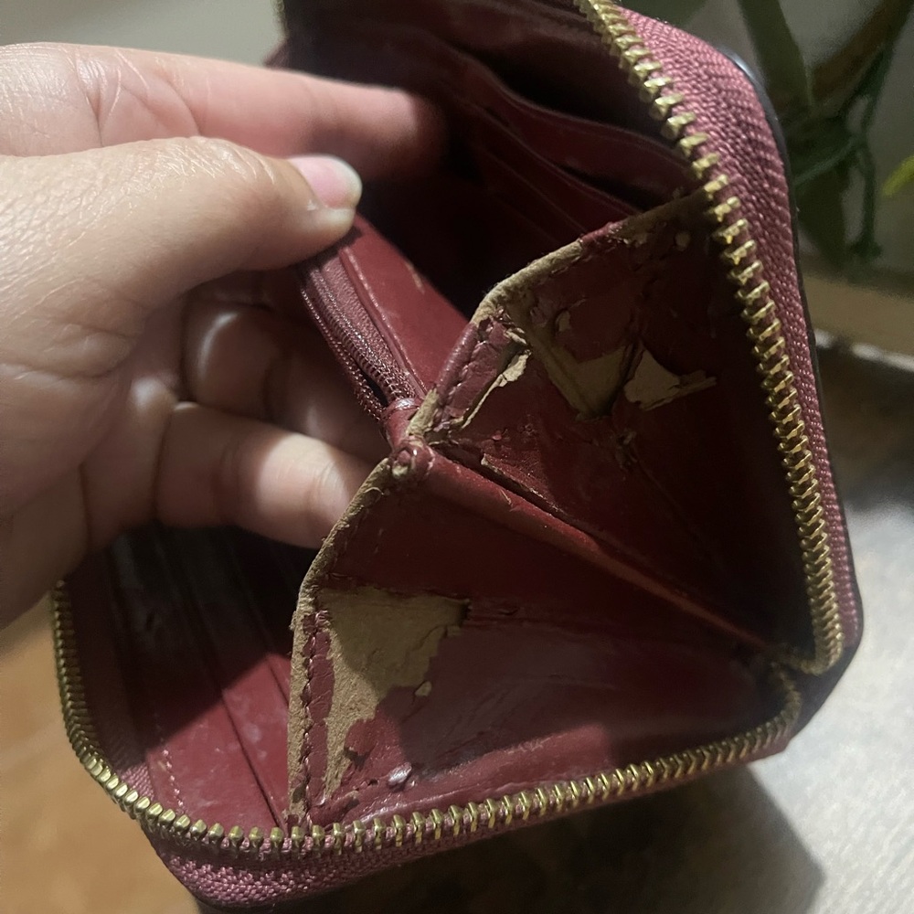 Coach Rehab Wallet
Peeling inside
Outside is great condition - Picture 5 of 11